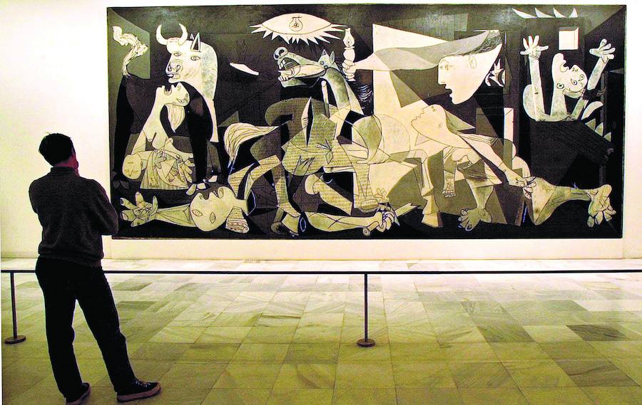 Sobre estas líneas, el ‘Guernica’ tal y como se exhibe ahora en el Reina Sofía.