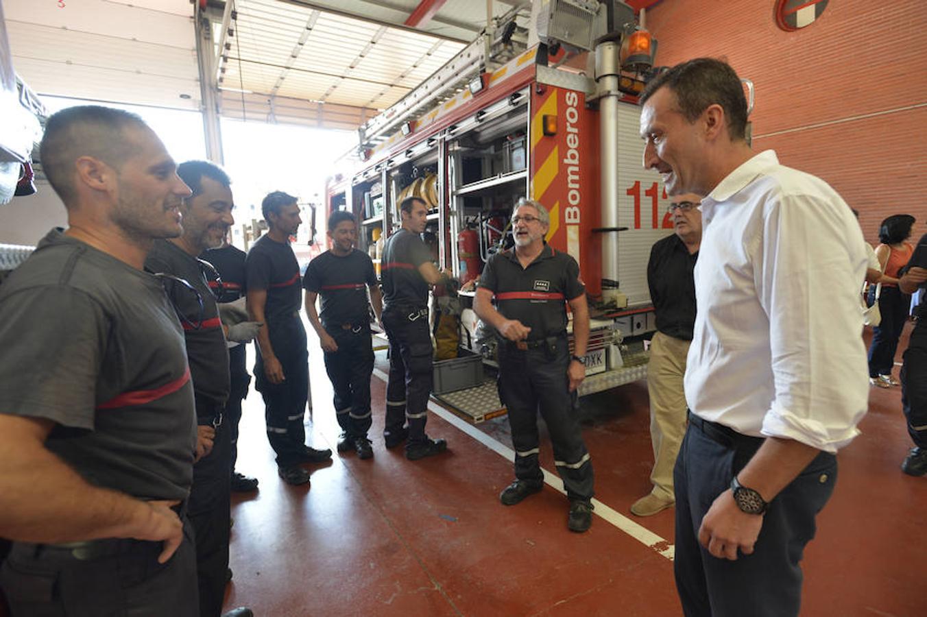 Carlos González y José Pérez visitan el Parque de Bomberos de Elche