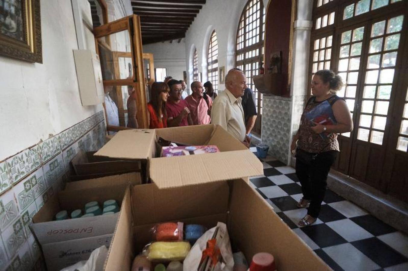 Cruz Roja, La Chumbera y Cáritas recogen el material escolar de la campaña solidaria