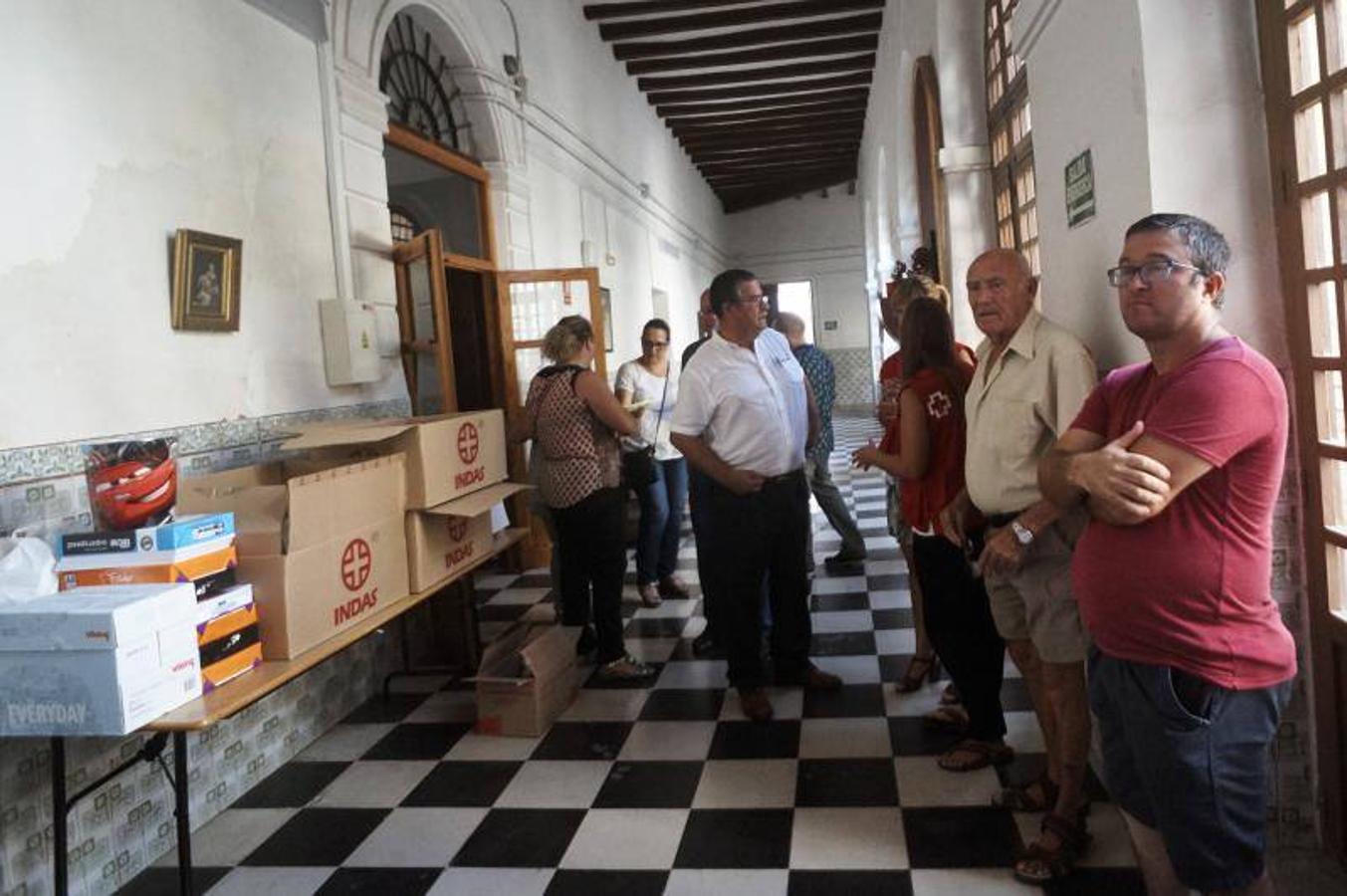 Cruz Roja, La Chumbera y Cáritas recogen el material escolar de la campaña solidaria