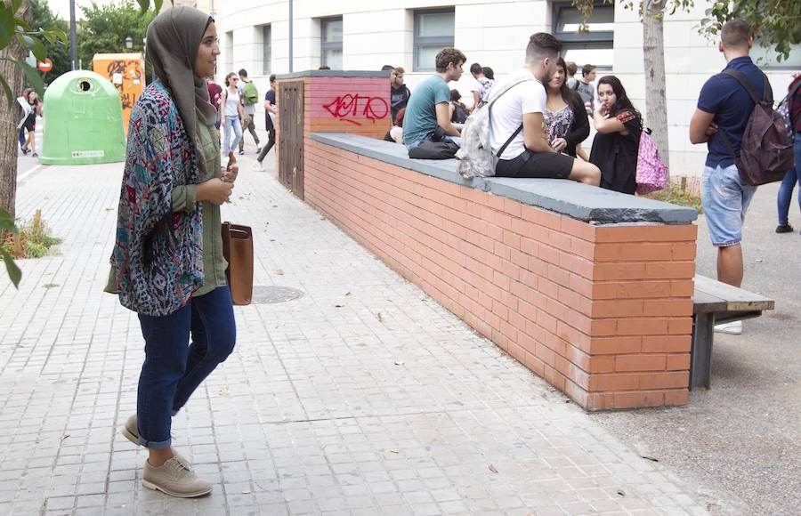 Fotos de Takwa Rejeb entrando a su instituto