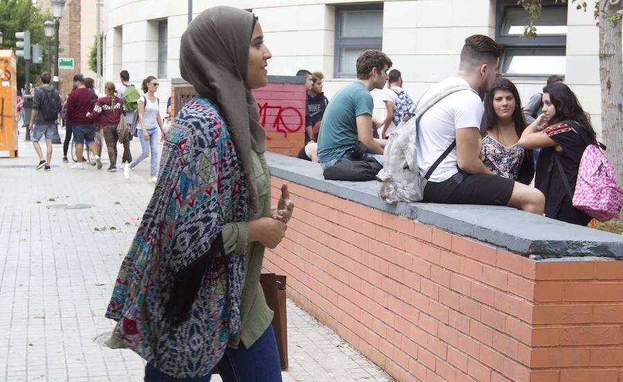 Fotos de Takwa Rejeb entrando a su instituto