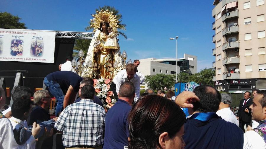 Ofrenda a la imagen peregrina de la Virgen de los Desamparados en Dénia