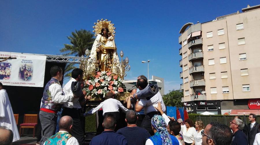 Ofrenda a la imagen peregrina de la Virgen de los Desamparados en Dénia