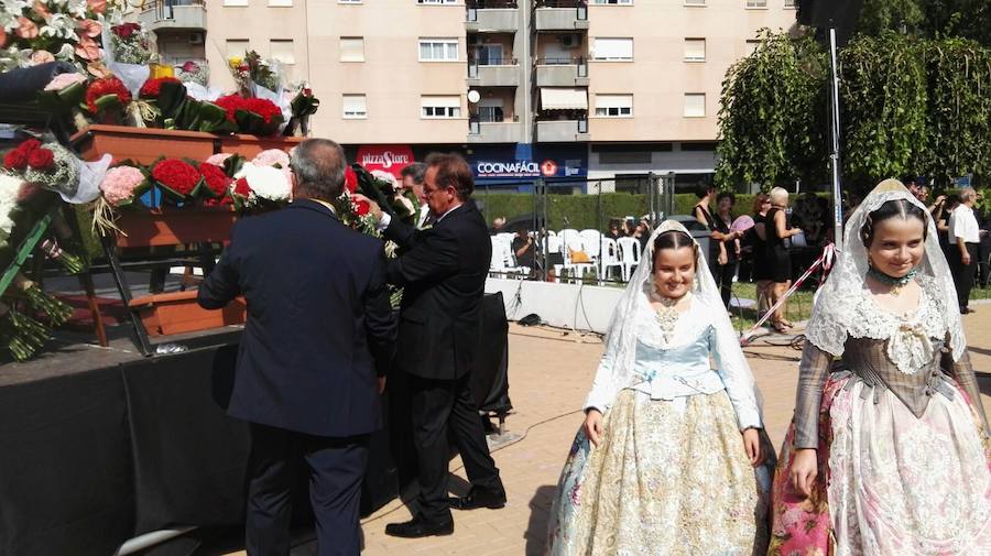 Ofrenda a la imagen peregrina de la Virgen de los Desamparados en Dénia