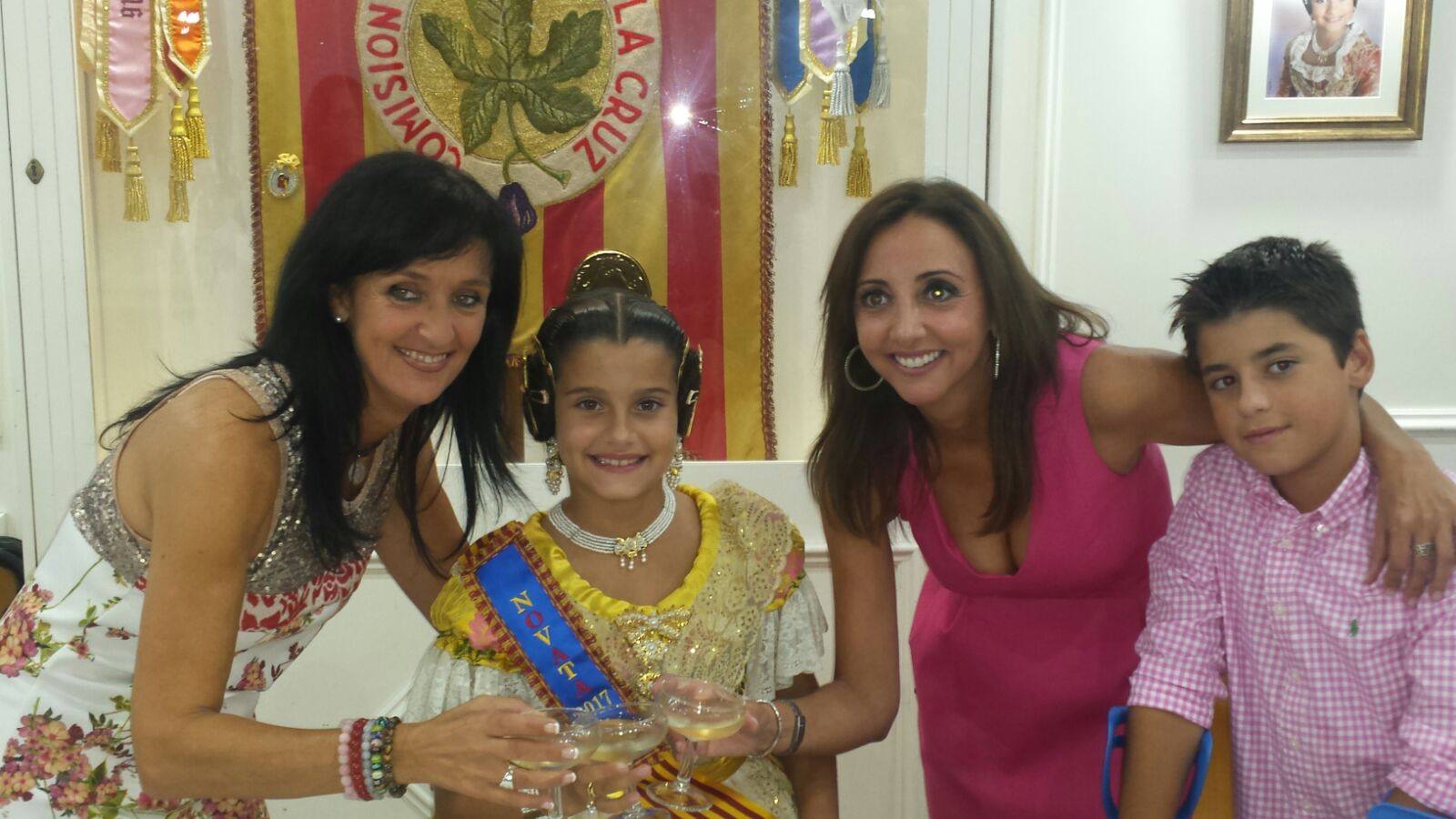 Celebración en falla Pie de la Cruz con la niña Claudia Navarro.