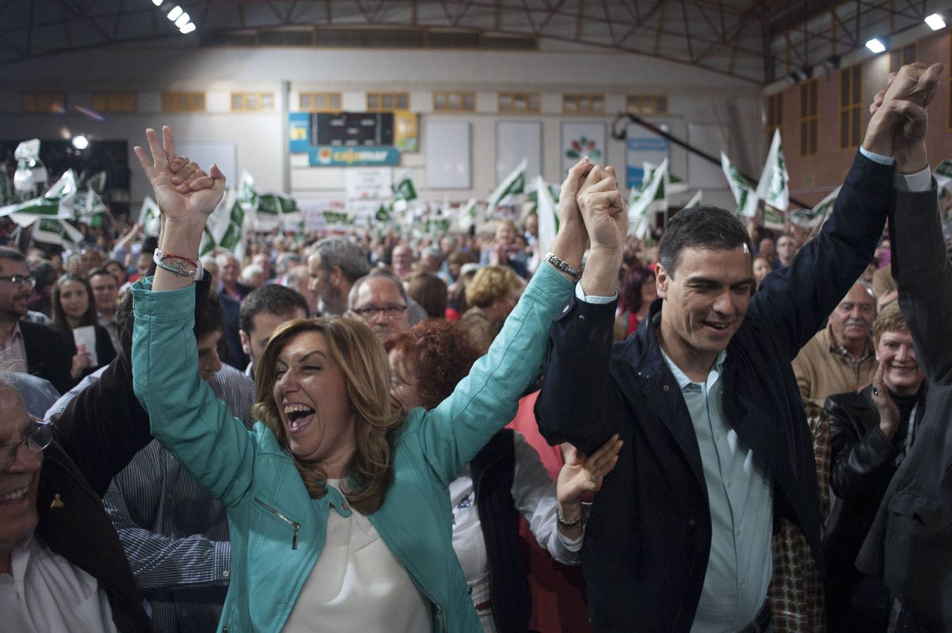 El secretario general del PSOE, Pedro Sánchez, junto a una Susana Díaz eufórica.