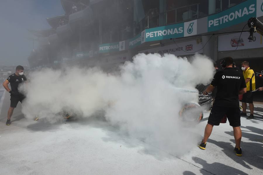 Las imágenes del espectacular incendio del coche de Magnussen