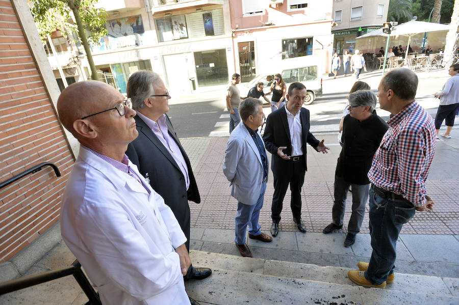 Colocación de la placa en el edificio del ambulatorio San Fermín