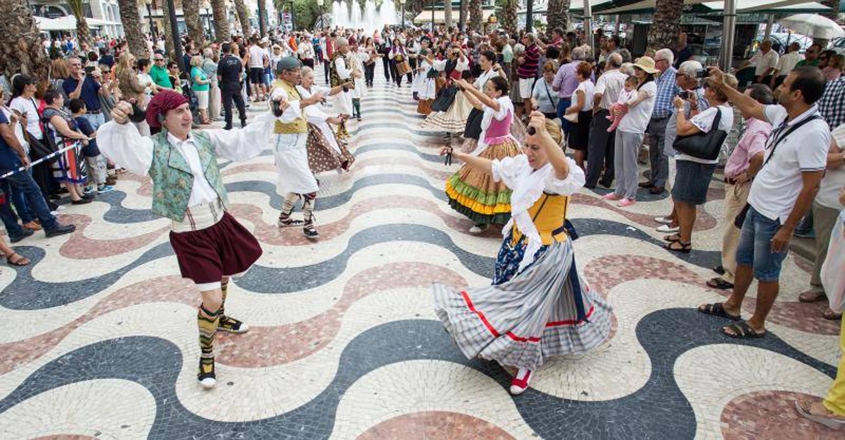 Dolçaines y gegants en la celebración del 9 d&#039;Octubre en Alicante