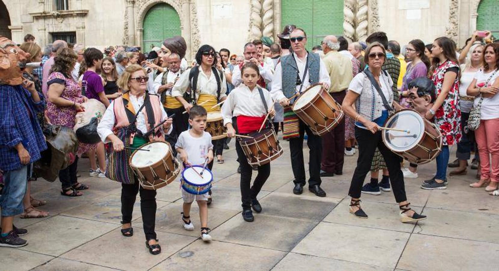 Dolçaines y gegants en la celebración del 9 d&#039;Octubre en Alicante