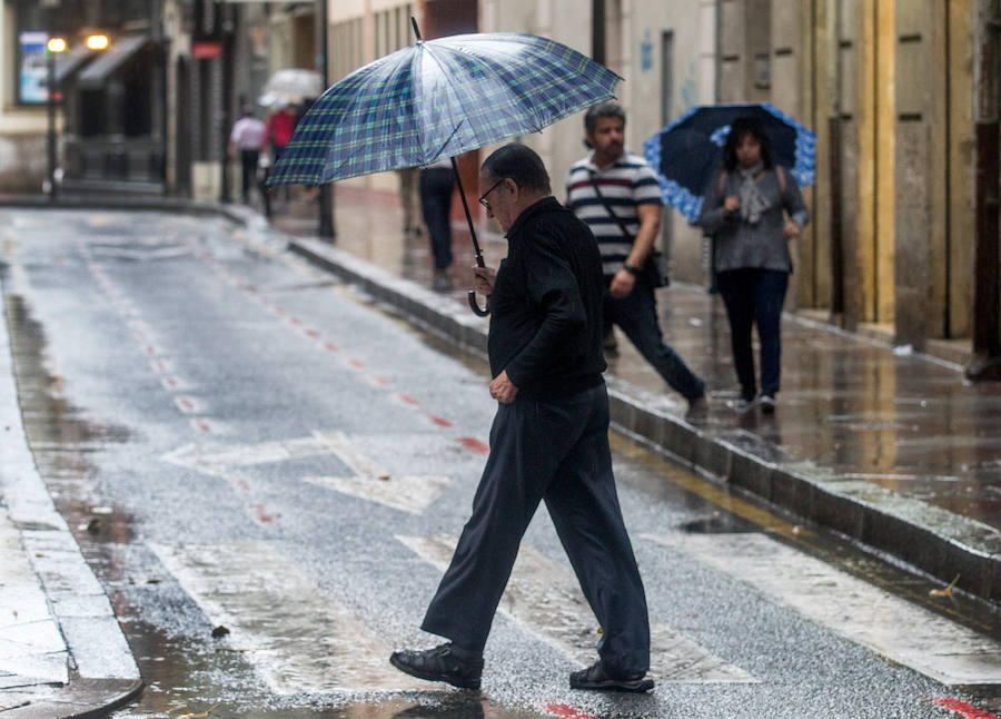 La lluvia hace acto de presencia en Alicante