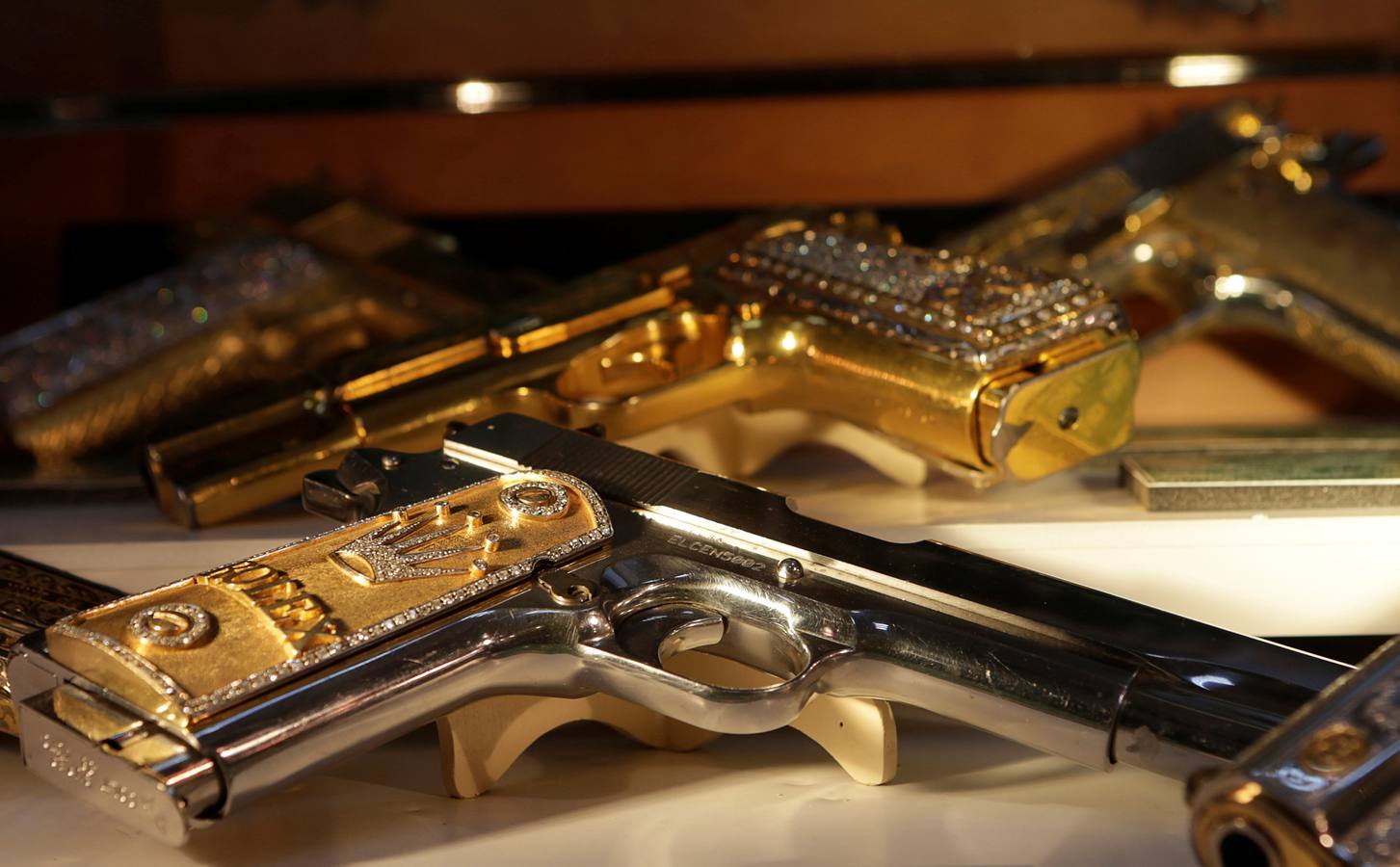 Armas decoradas en el Museo de la Drogas. Oro y joyas en la empuñadura de una pistola, en el cuartel general del Ejército en Ciudad de México. / REUTERS/Henry Romero