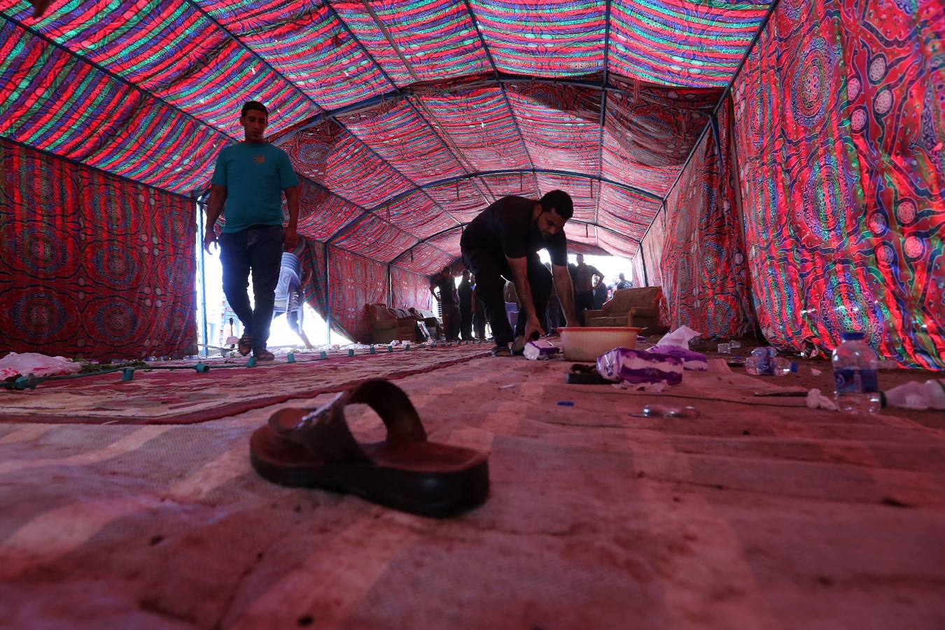 Atentado suicida contra una mezquita chií en Bagdad. Al menos 24 muertos. / AFP PHOTO / SABAH ARAR