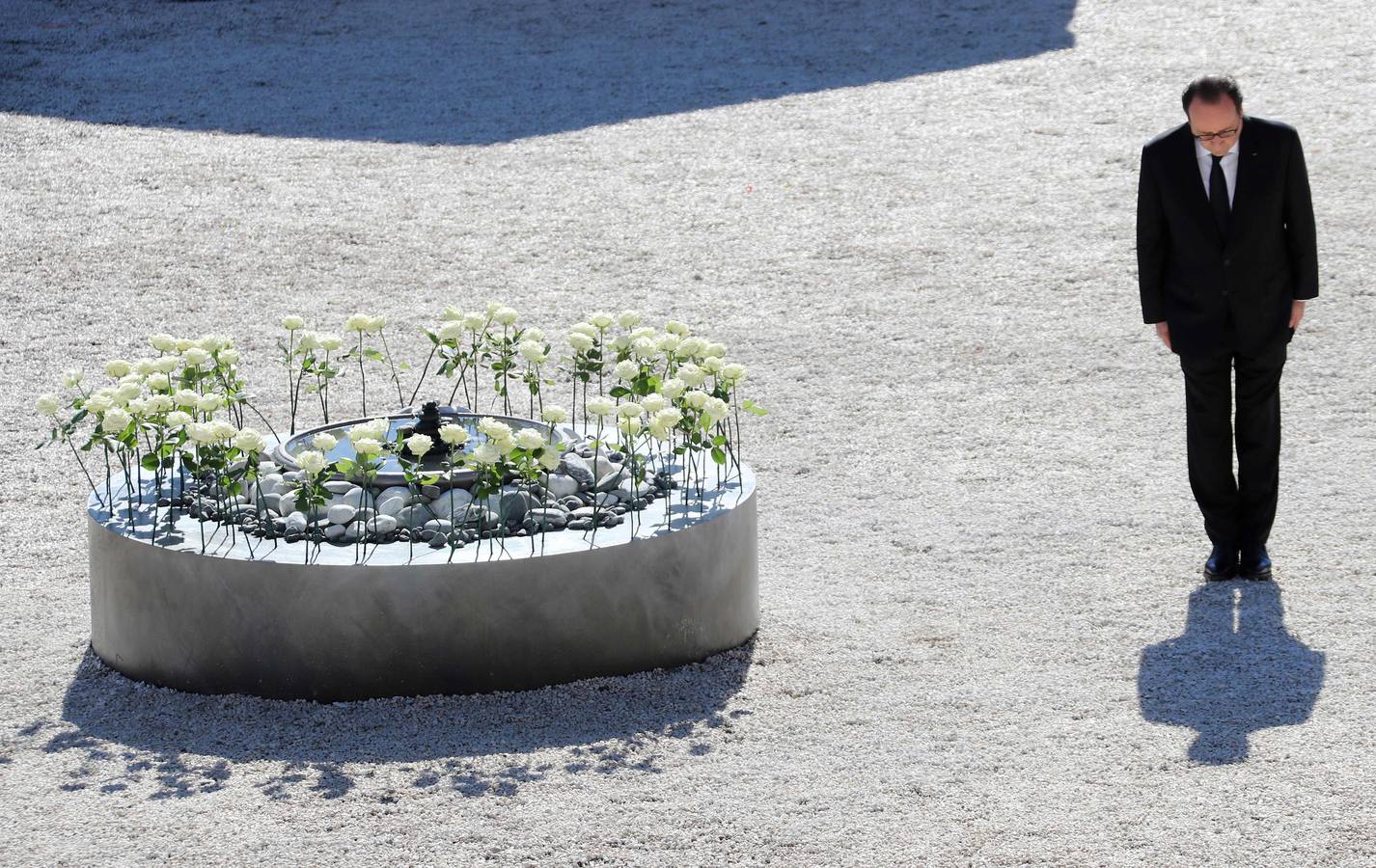 Tres meses de la masacre de Niza. Hollande, ante las flores que representan a las 86 víctimas del ataque terrorista del 14 de julio. / AFP PHOTO / VALERY HACHE