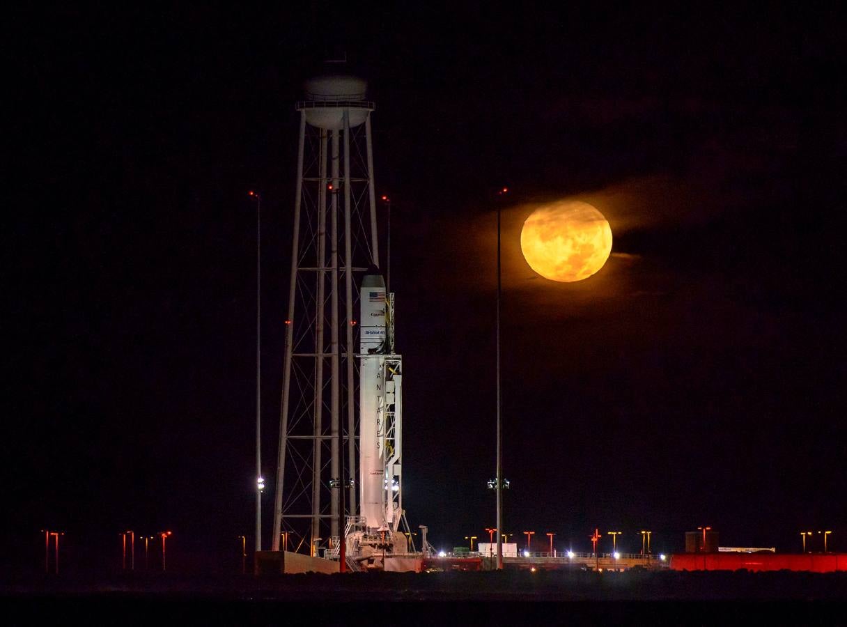 El cohete orbital ATK Antares, con la nave Cygnus, en la plataforma de lanzamiento Pad-0A, en Virginia, antes de su misión de reabastecimiento de la Estación Espacial Internacional. / Bill Ingalls/NASA (vía REUTERS)