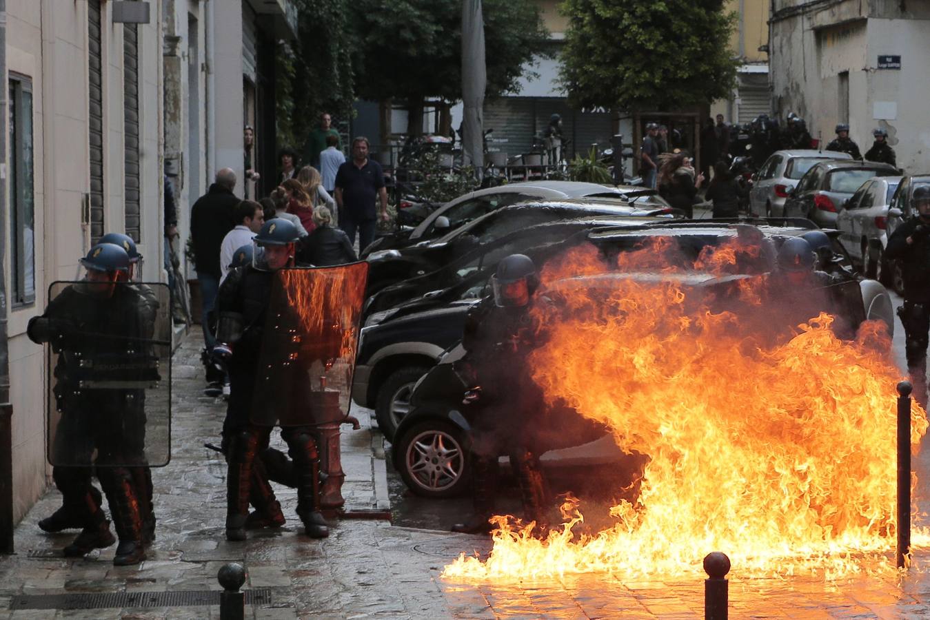 Antidisturbios atacados con cócteles molotov en la ciudad francesa de Bastia, en Córcega. Los manifestantes protestaban contra las condenas a tres jóvenes líderes nacionalistas corsos. / AFP PHOTO / PASCAL POCHARD-CASABIANCA