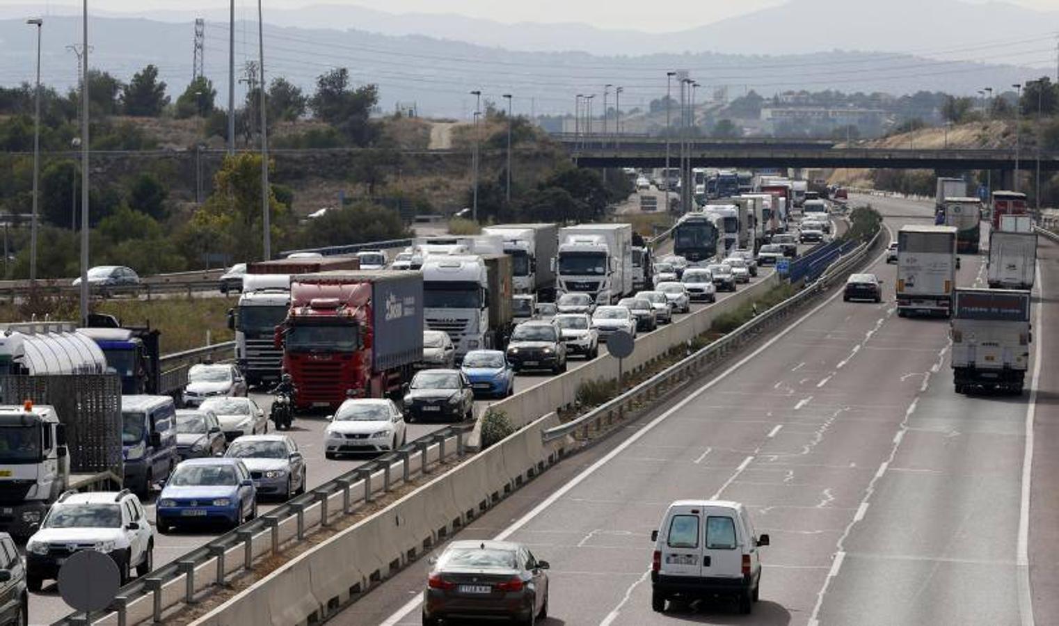 Atasco monumental en la A-7 tras un accidente