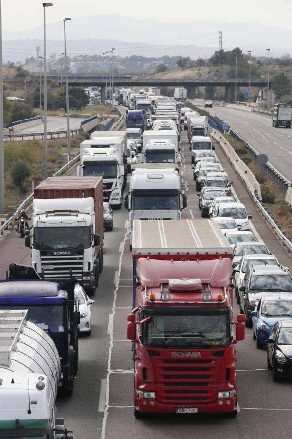 Atasco monumental en la A-7 tras un accidente