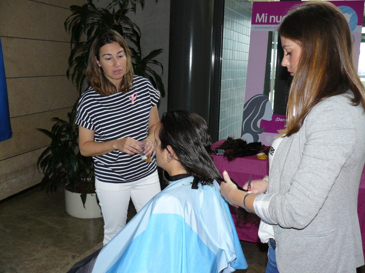 Fotos de las donaciones de pelo contra el cáncer de mama en el Hospital de la Ribera