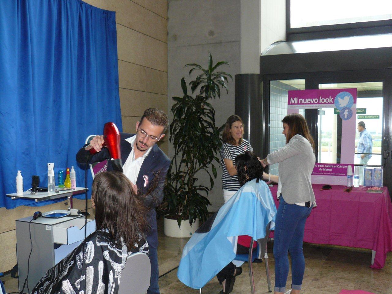 Fotos de las donaciones de pelo contra el cáncer de mama en el Hospital de la Ribera