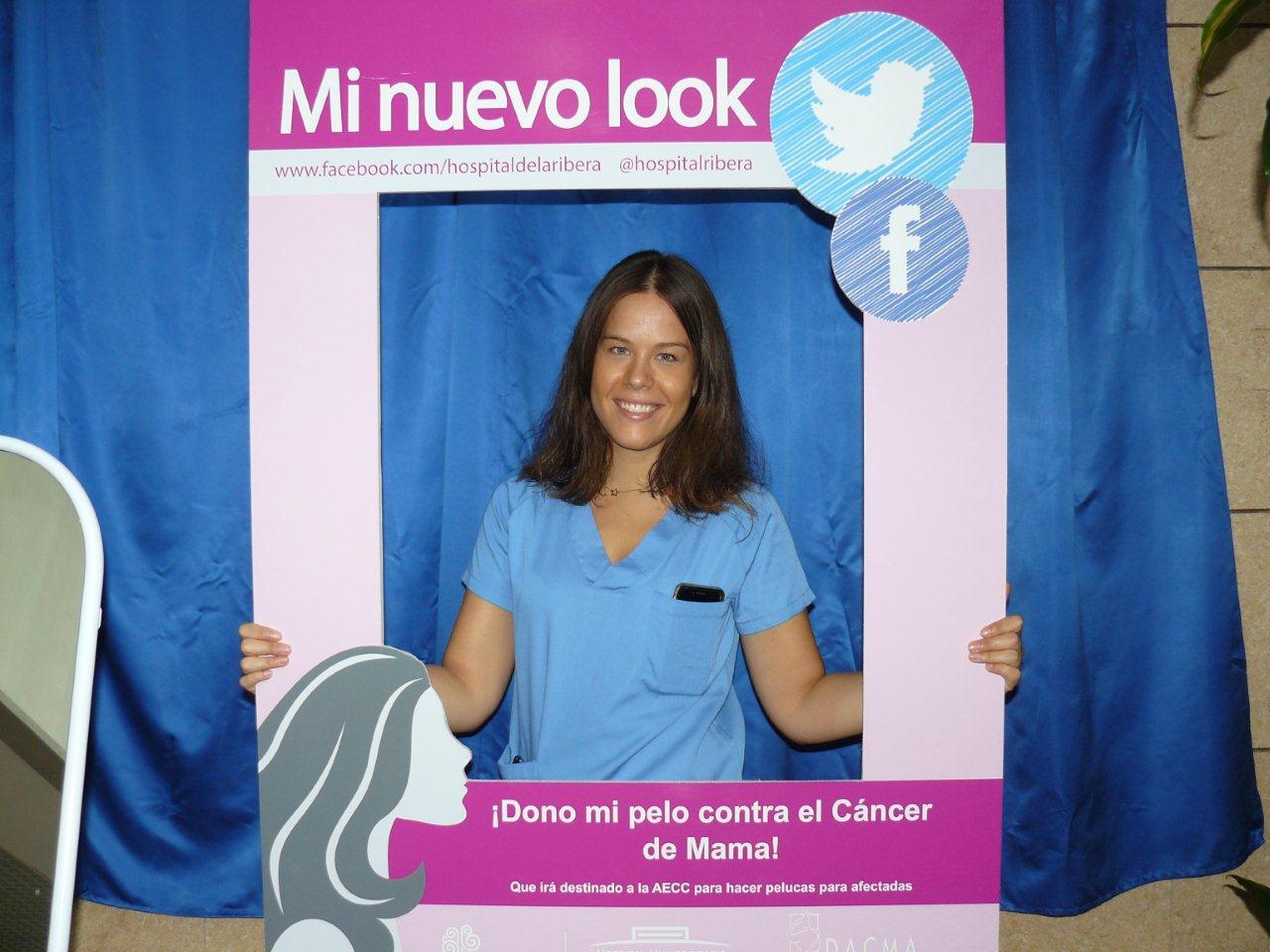 Fotos de las donaciones de pelo contra el cáncer de mama en el Hospital de la Ribera
