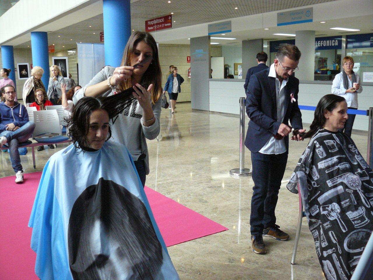 Fotos de las donaciones de pelo contra el cáncer de mama en el Hospital de la Ribera