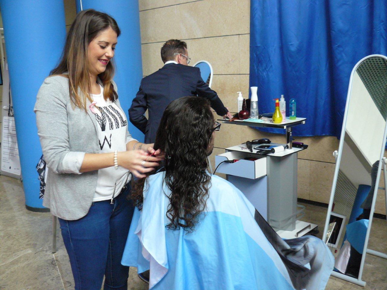 Fotos de las donaciones de pelo contra el cáncer de mama en el Hospital de la Ribera