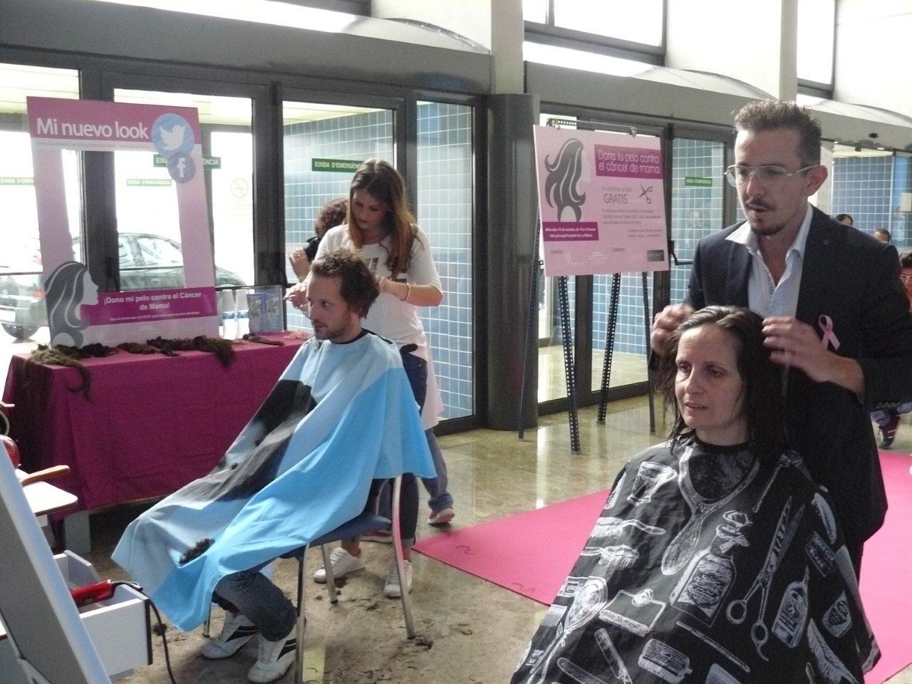 Fotos de las donaciones de pelo contra el cáncer de mama en el Hospital de la Ribera