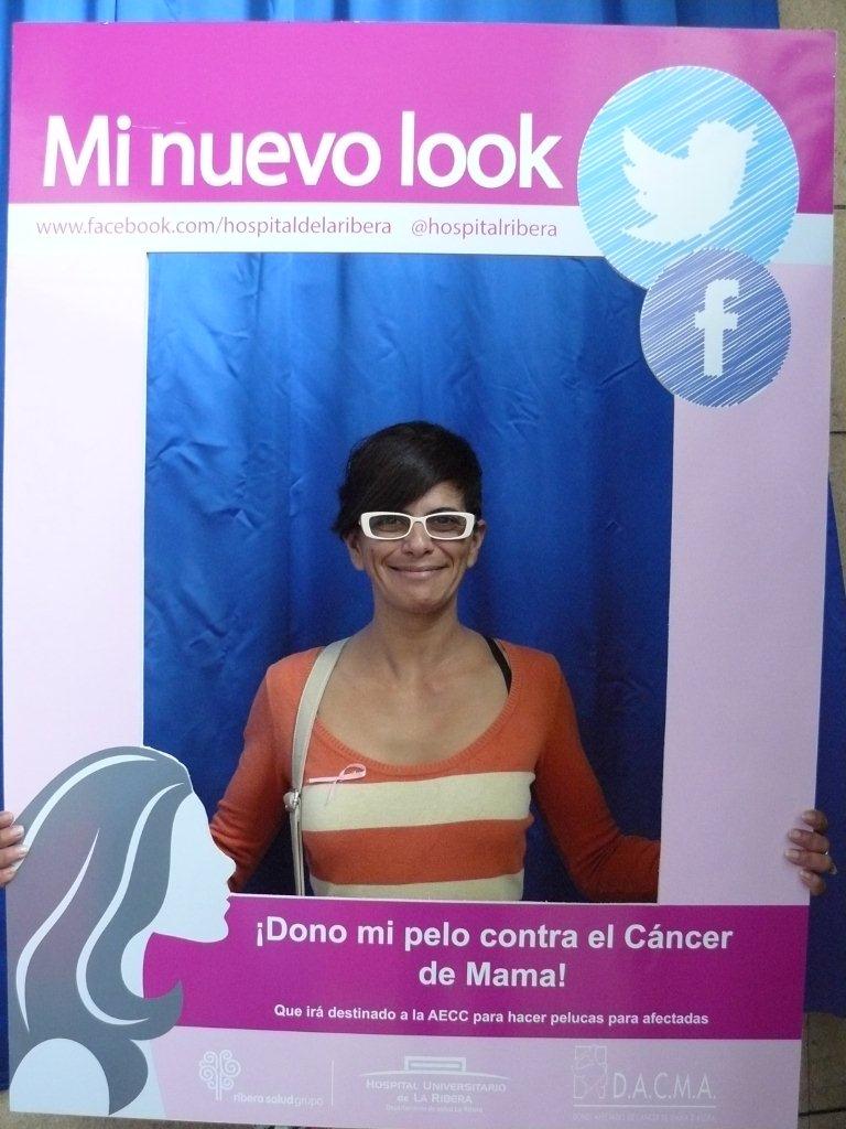 Fotos de las donaciones de pelo contra el cáncer de mama en el Hospital de la Ribera