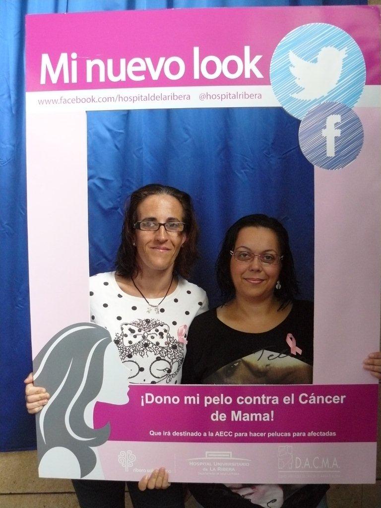 Fotos de las donaciones de pelo contra el cáncer de mama en el Hospital de la Ribera