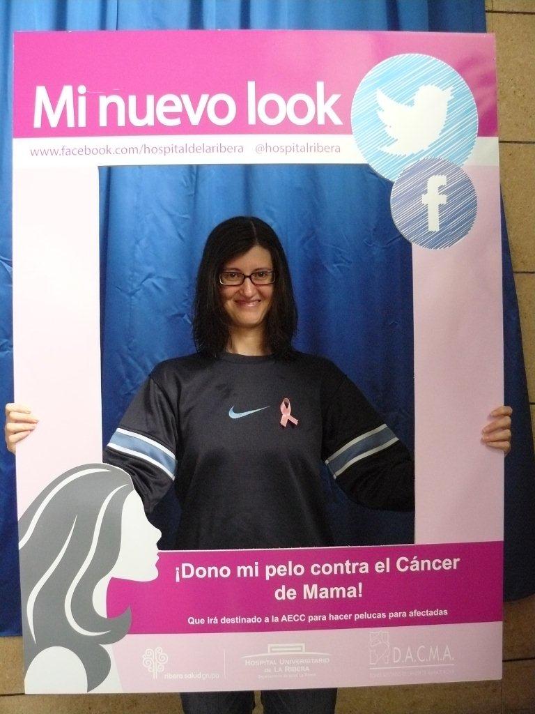 Fotos de las donaciones de pelo contra el cáncer de mama en el Hospital de la Ribera
