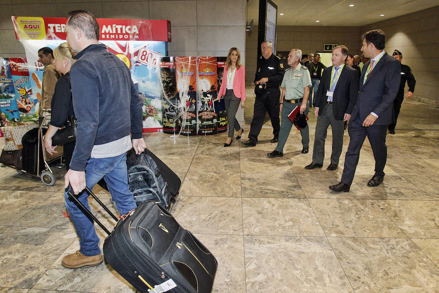 Moragues visita el control de Aduanas del aeropuerto de El Altet