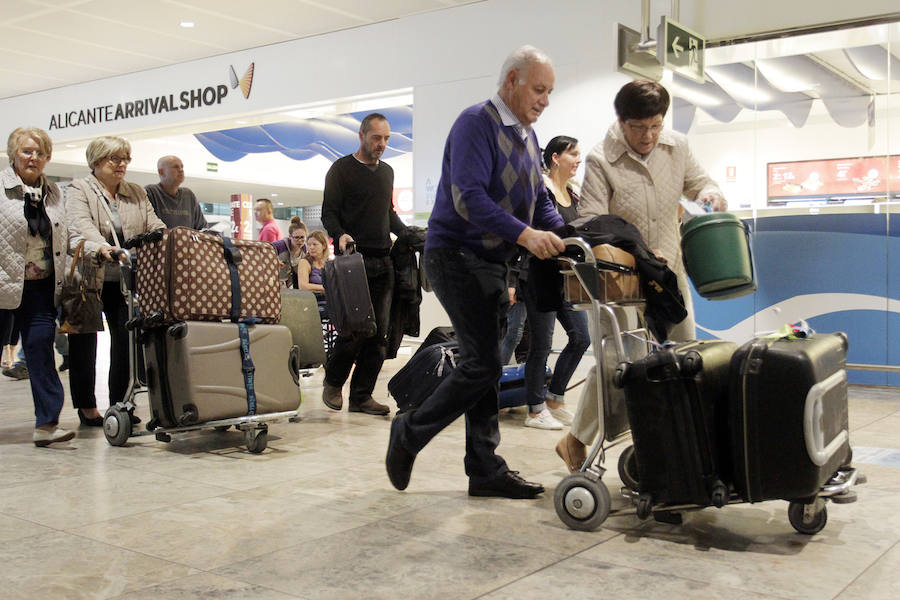 Moragues visita el control de Aduanas del aeropuerto de El Altet