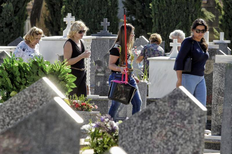 Preparativos previos al día de Todos los Santos