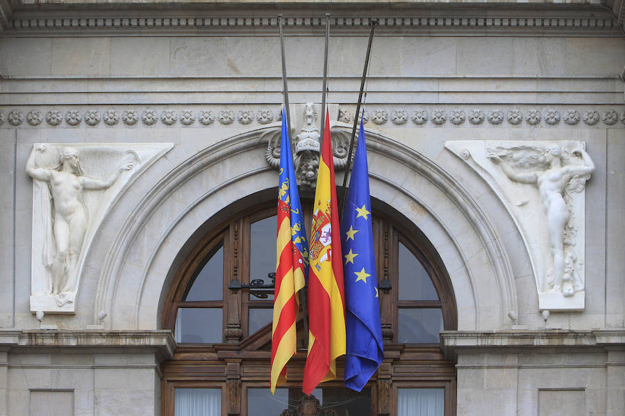 Fotos del Pleno extraordinario del Ayuntamiento de Valencia y del homenaje en el domicilio de Rita Barberá