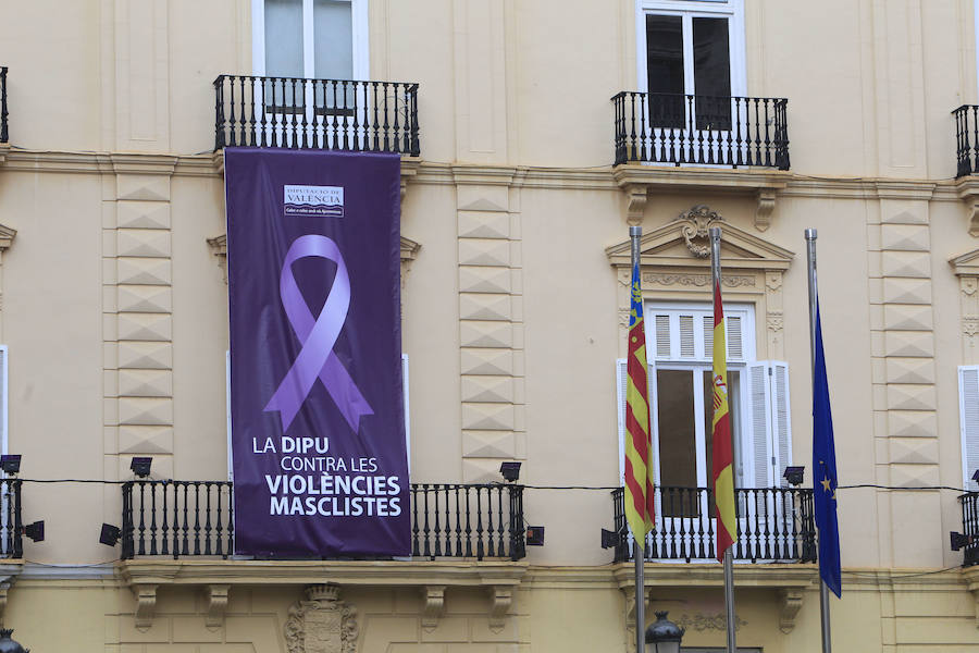 Fotos del Pleno extraordinario del Ayuntamiento de Valencia y del homenaje en el domicilio de Rita Barberá