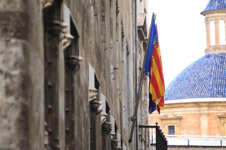 Fotos del Pleno extraordinario del Ayuntamiento de Valencia y del homenaje en el domicilio de Rita Barberá