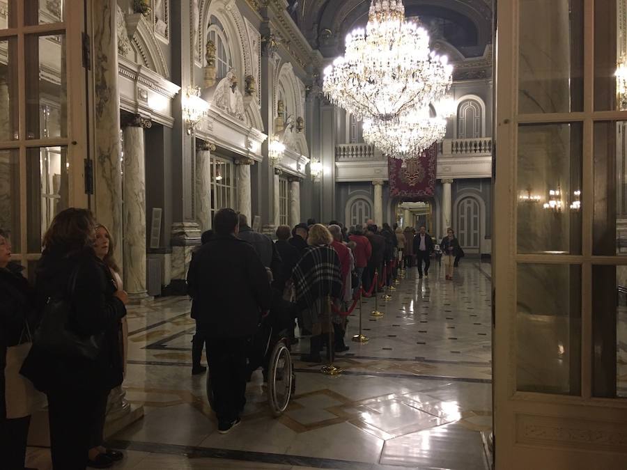 Fotos de las colas para firmar en el libro de condolencias dispuesto en el Salón de Cristal del Ayuntamiento de Valencia