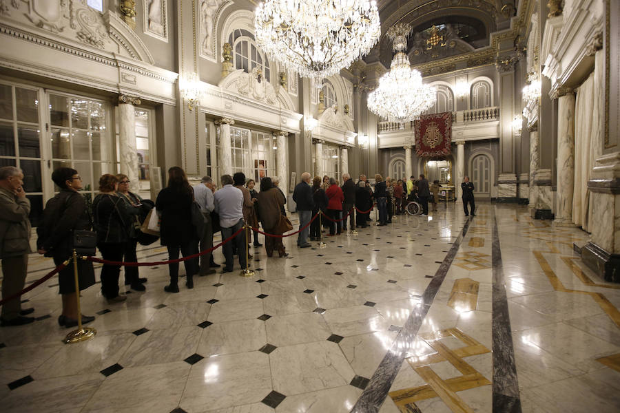 Fotos de las colas para firmar en el libro de condolencias dispuesto en el Salón de Cristal del Ayuntamiento de Valencia