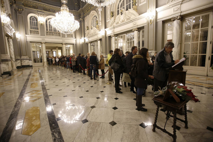 Fotos de las colas para firmar en el libro de condolencias dispuesto en el Salón de Cristal del Ayuntamiento de Valencia