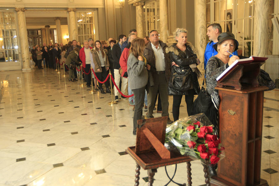 Fotos de las colas para firmar en el libro de condolencias dispuesto en el Salón de Cristal del Ayuntamiento de Valencia