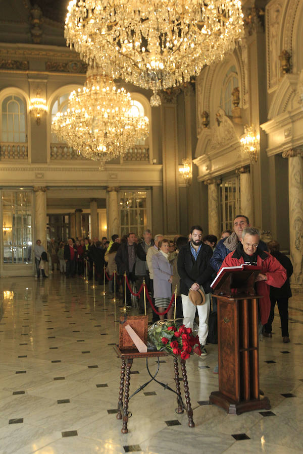 Fotos de las colas para firmar en el libro de condolencias dispuesto en el Salón de Cristal del Ayuntamiento de Valencia