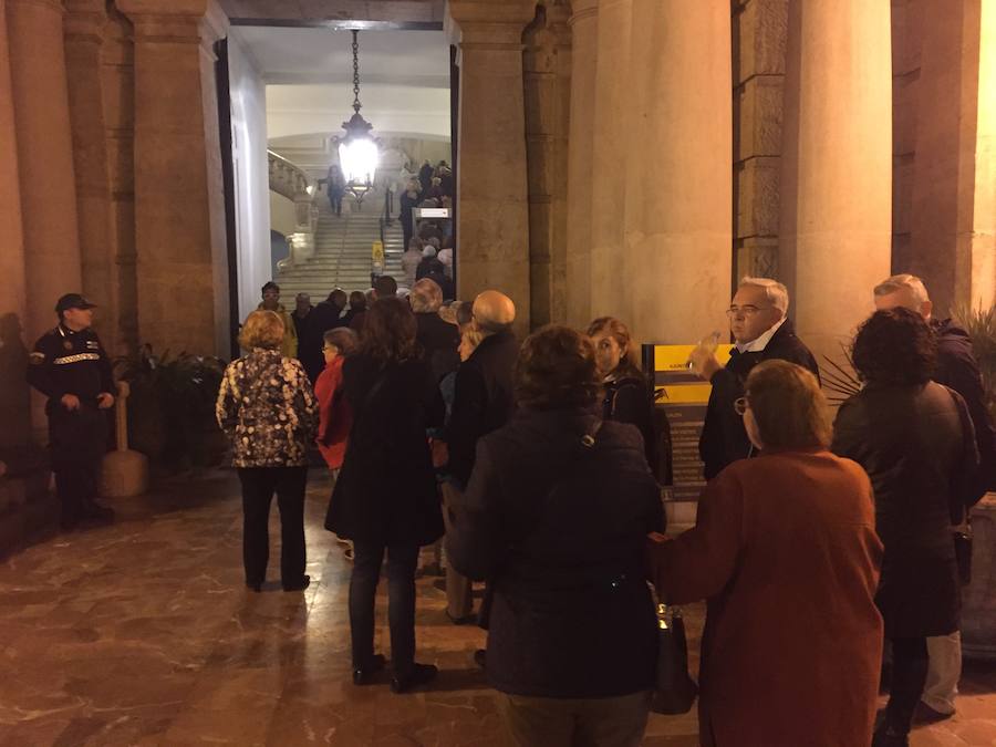 Fotos de las colas para firmar en el libro de condolencias dispuesto en el Salón de Cristal del Ayuntamiento de Valencia