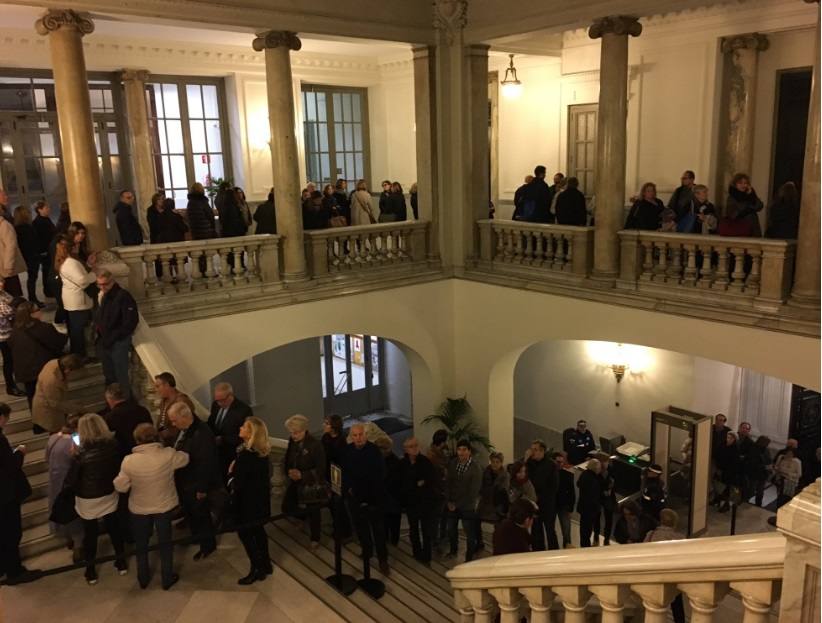 Fotos de las colas para firmar en el libro de condolencias dispuesto en el Salón de Cristal del Ayuntamiento de Valencia