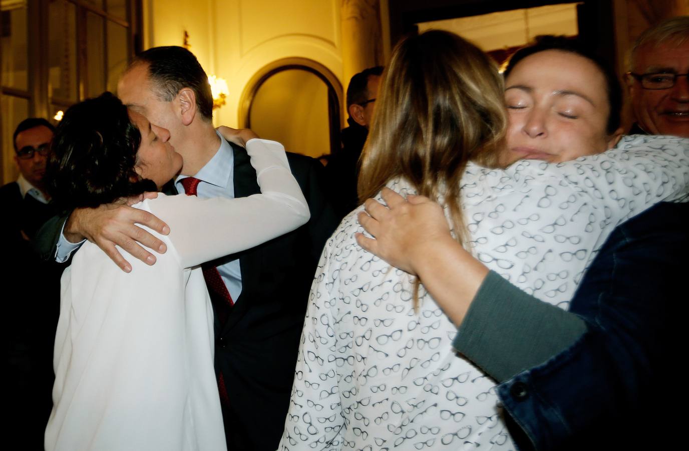 Fotos del Pleno extraordinario del Ayuntamiento de Valencia y del homenaje en el domicilio de Rita Barberá