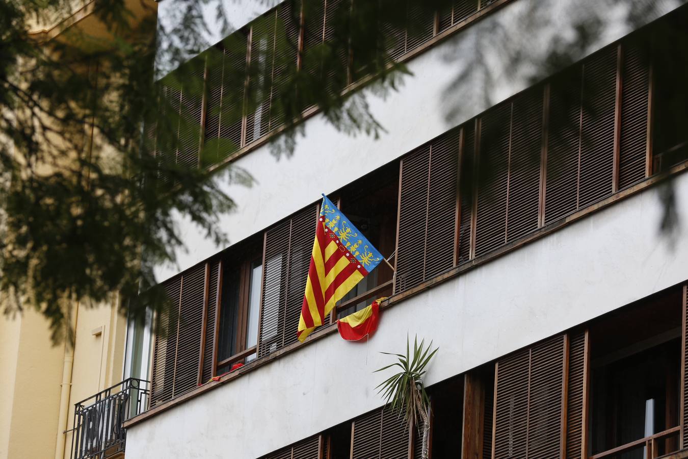 Fotos del Pleno extraordinario del Ayuntamiento de Valencia y del homenaje en el domicilio de Rita Barberá