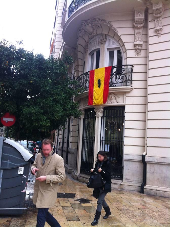 Fotos del Pleno extraordinario del Ayuntamiento de Valencia y del homenaje en el domicilio de Rita Barberá