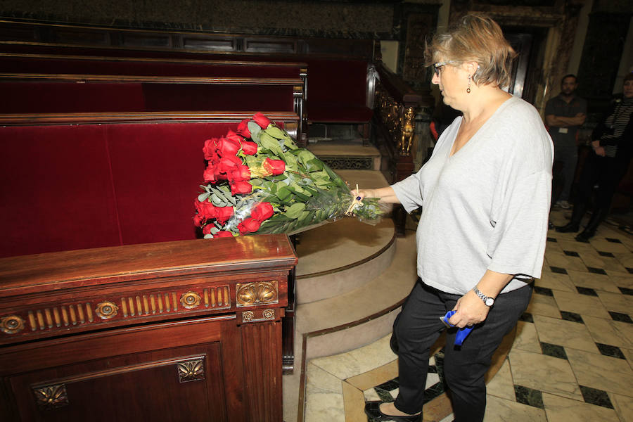 Fotos del Pleno extraordinario del Ayuntamiento de Valencia y del homenaje en el domicilio de Rita Barberá