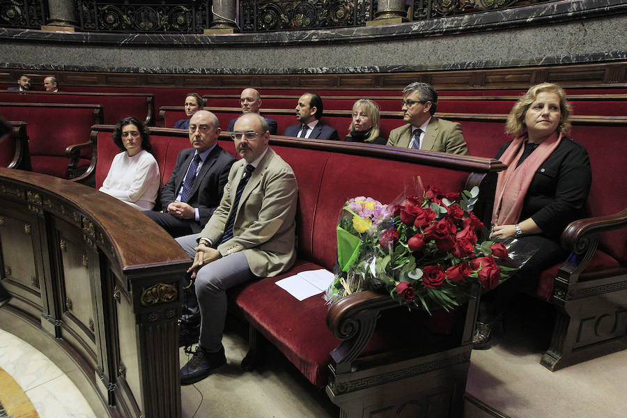 Fotos del Pleno extraordinario del Ayuntamiento de Valencia y del homenaje en el domicilio de Rita Barberá